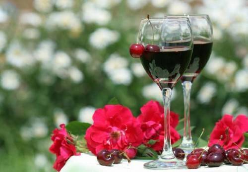 Простой рецепт вина из вишни с косточками