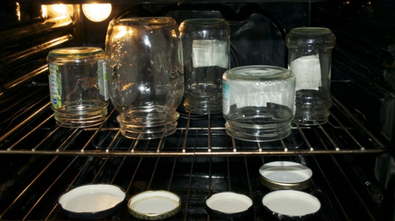 Стерилизация банок с заготовками, пастеризация в духовке