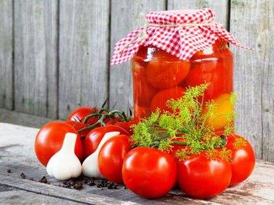7 простых и быстрых рецептов засолки помидоров с луком на зиму
