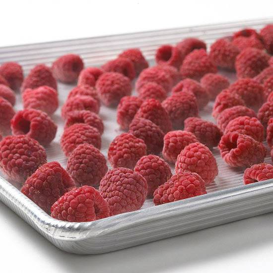 Сколько можно и как правильно хранить в морозильной камере замороженные ягоды