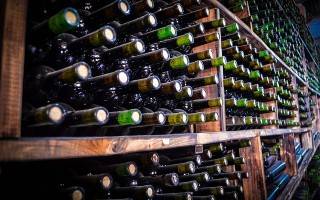 Хранение домашнего вина в пластиковых бутылках и стеклянных банках