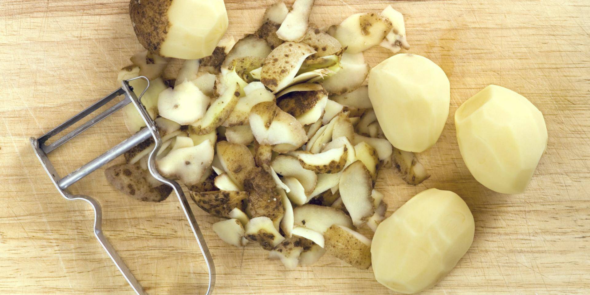 Картофельные очистки: чем полезны и как их использовать на даче