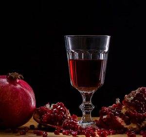 Гранатовое вино — производители, польза и вред напитка