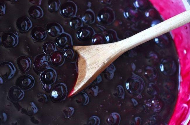 Протертая черника с сахаром и без: 5 рецептов полезного десерта на зиму