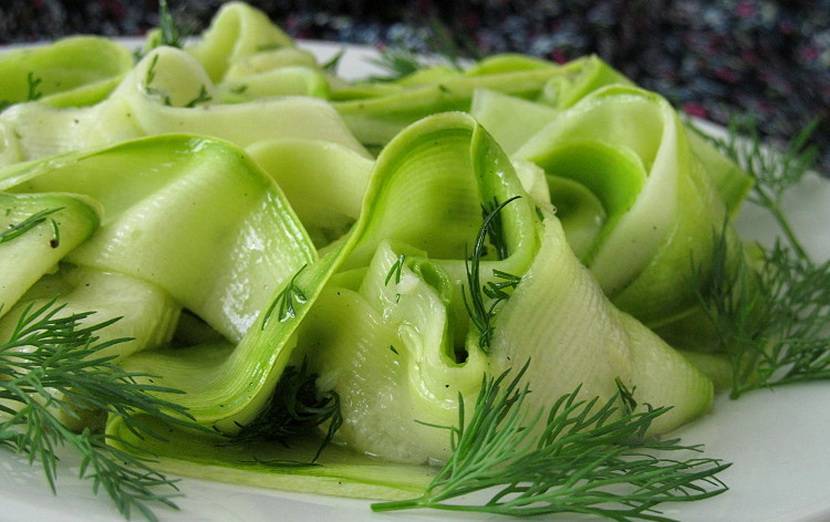 Малосольные огурцы в пакете с чесноком и зеленью — быстрые рецепты приготовления