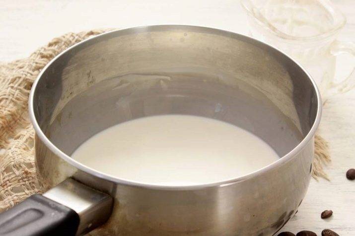 Почему свежее молоко сворачивается при кипячении?