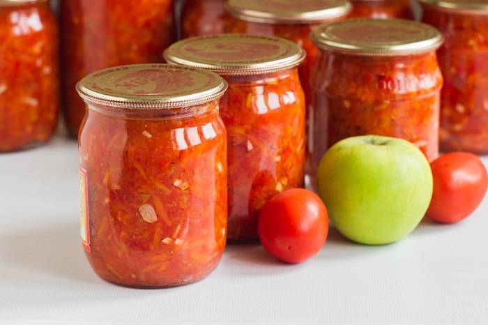 Простые рецепты приготовления аджики с яблоками и помидорами на зиму 