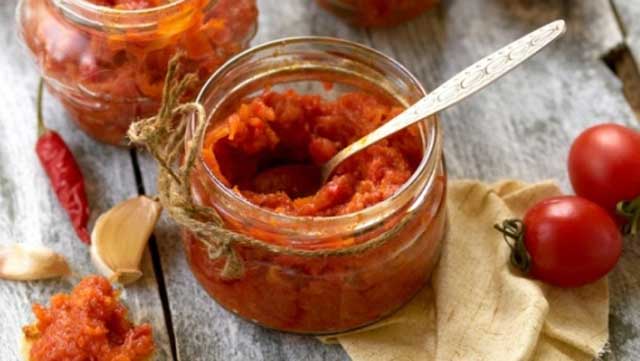 Аджика из помидор и чеснока: 8 классических рецептов