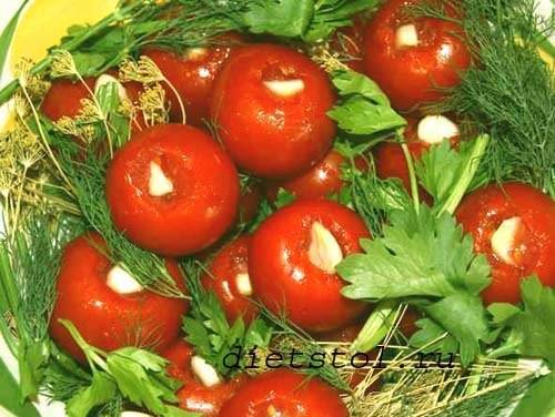 6 пошаговых рецептов засолки помидоров с чесноком внутри помидора на зиму