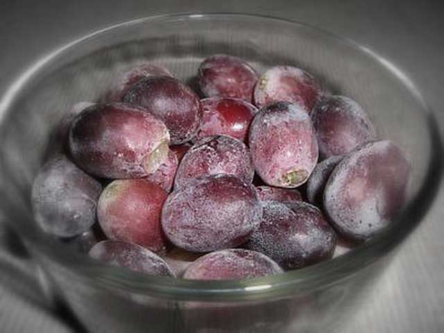 Можно ли замораживать виноград на зиму и ТОП 4 способа в домашних условиях