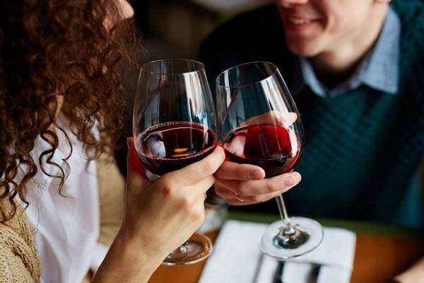 Чем полезно домашнее вино: лечебные свойства, применение противопоказания