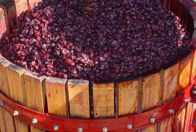 Вторичное вино из жмыха (мезги) винограда или яблок