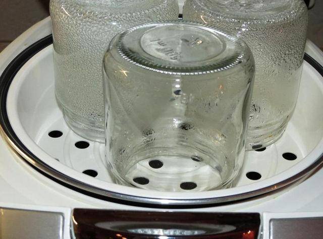 Правила стерилизации банок над паром чайника при консервировании