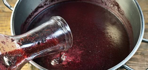 Лучшие способы, как исправить домашнее вино, если оно получилось кислым