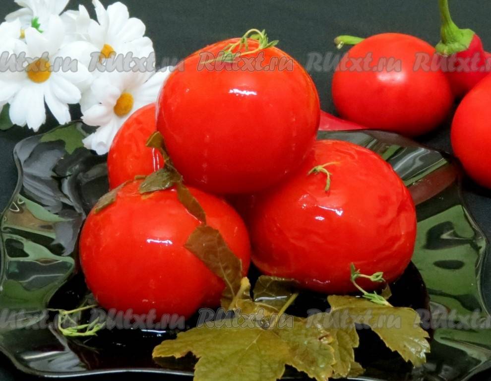 Соленые томаты в банках