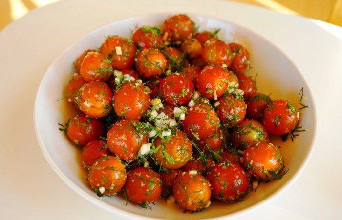 Малосольные помидоры с чесноком и зеленью — рецепты в пакете