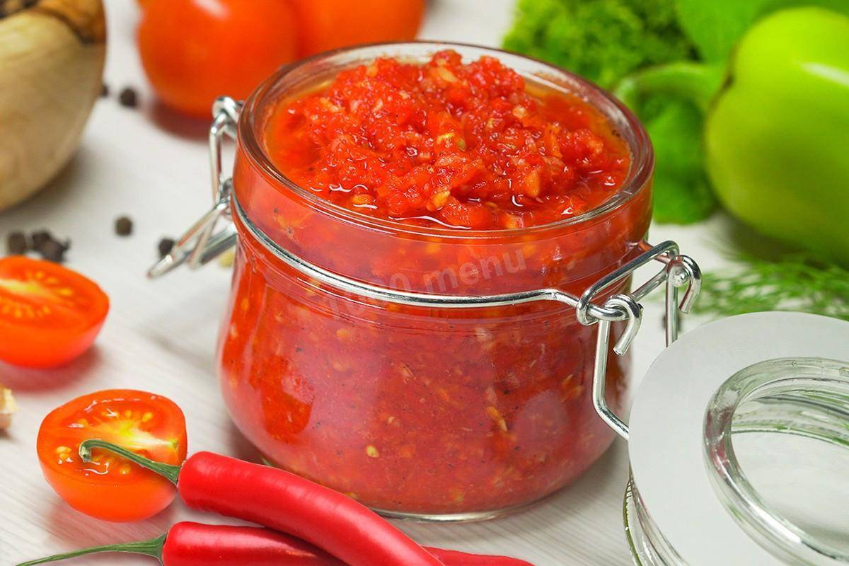 ТОП 8 рецептов приготовления аджики из помидор и чеснока без варки на зиму