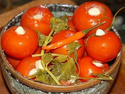Самые вкусные рецепты маринованных помидоров на зиму в банках: как приготовить и закатать заготовки правильно