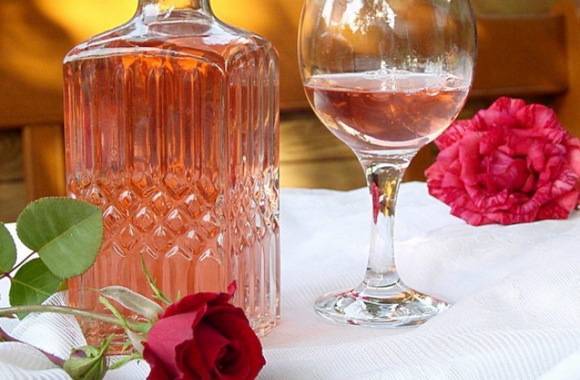 Что можно сделать из лепестков роз для праздничного стола