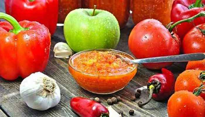 Простые рецепты приготовления аджики с яблоками и помидорами на зиму