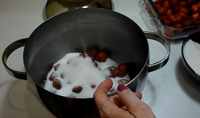 Густое варенье из клубники на зиму: рецепт с целыми ягодами