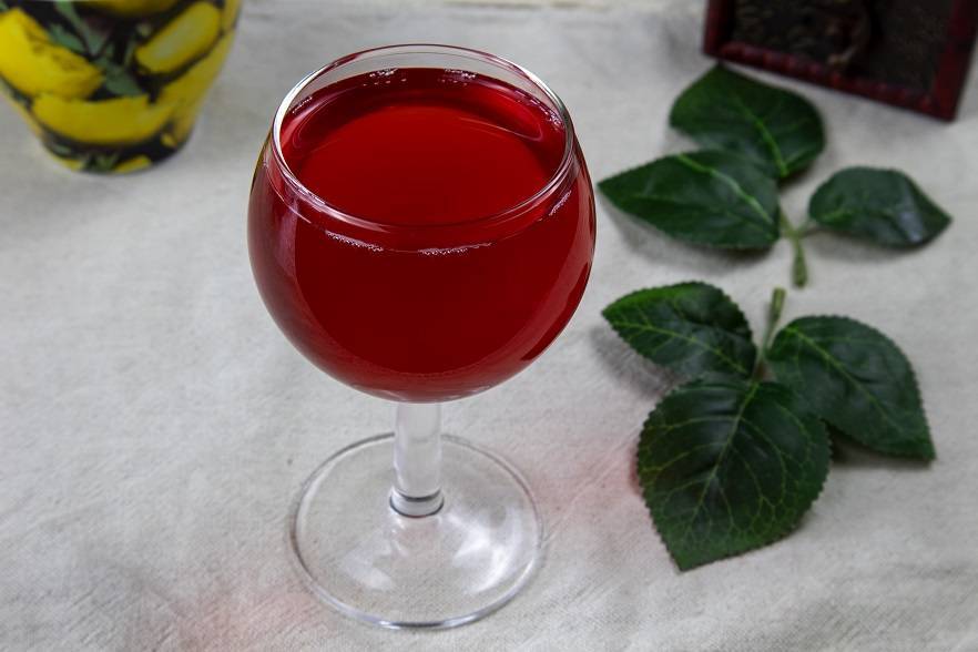 Вино из брусники  – 10 замечательных рецептов в домашних условиях
