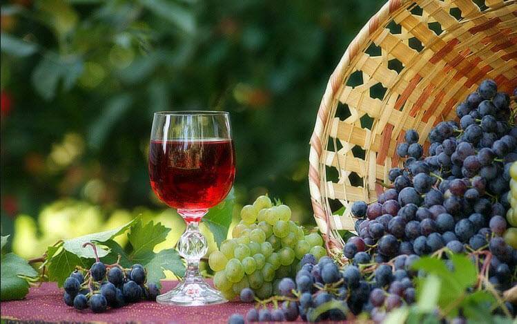 Как сделать вкусное и ароматное домашнее вино из клубники