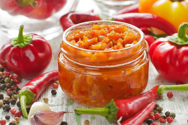 Аджика из перца и чеснока с помидорами и не только на зиму: 82 рецепта