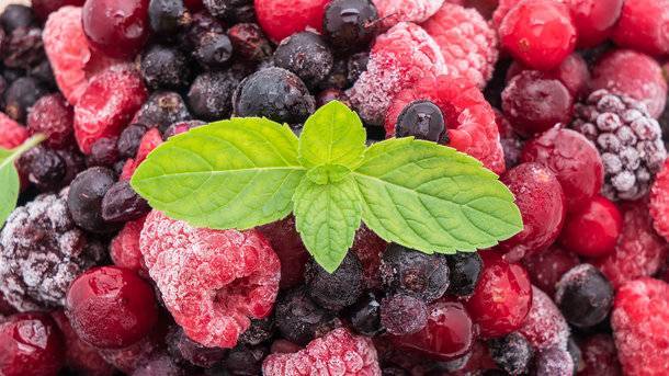 Сколько можно и как правильно хранить в морозильной камере замороженные ягоды