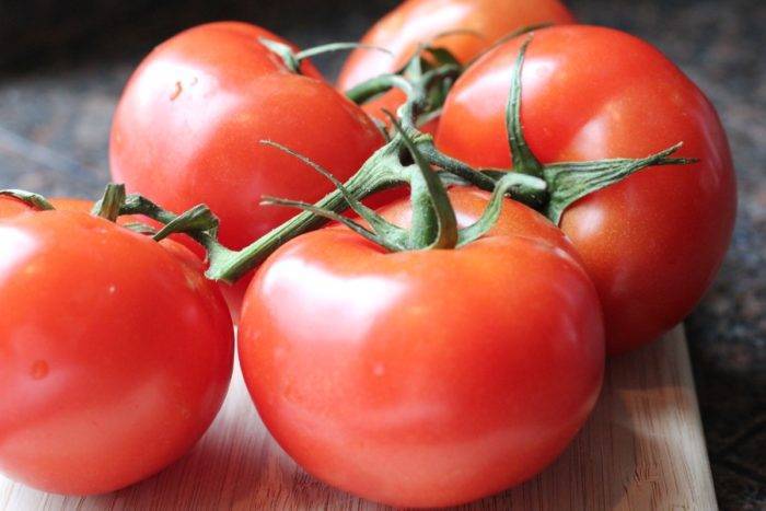 Сорт томата «бабушкино»: описание, характеристика, посев на рассаду, подкормка, урожайность, фото, видео и самые распространенные болезни томатов