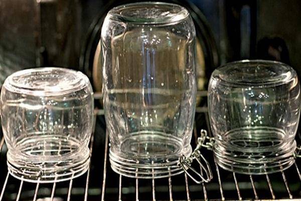 Воду можно кипятить в любой стеклянной посуде. Стерилизация банок уксусом. Стерилизация банок с помощью уксуса. Как стерилизовать банки уксусом. Как стерилизовать банки уксусом в домашних условиях.