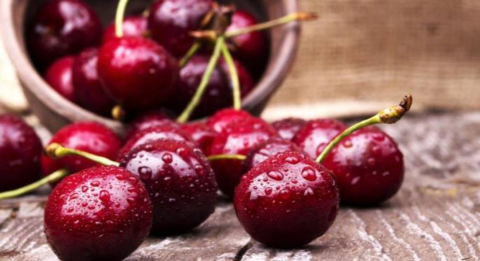 Черешня: польза и вред для организма, безопасные дозы сладкой ягоды. сколько калорий в черешне и какие витамины в ней есть?