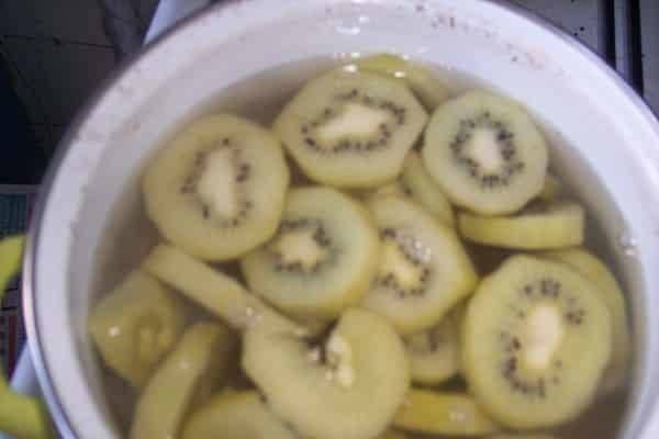 4 пошаговых рецепта приготовления компота из киви на зиму